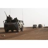 Un véhicule de l'avant blindé (VAB) sécurise la route d'un convoi à Gao, au Mali.