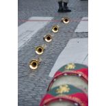 Coulisses : alignement au sol de clairons de la musique de la Légion étrangère lors de la cérémonie du 14 juillet 2011.