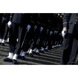 Revue des troupes de l'école navale et de l'école des officiers commissaires de la Marine lors de la cérémonie du 14 juillet 2011.