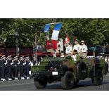 Revue des troupes à pied par le général de brigade Denis Heck sur son véhicule de commandement lors de la cérémonie du 14 juillet 2011.