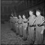 Les volontaires du 1er Bataillon français des Nations Unies (Bataillon de Corée) décorés lors d'une prise d'armes dans la cour d'honneur de l'Hôtel national des Invalides.