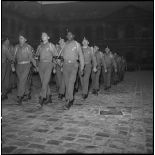Le défilé des volontaires du 1er Bataillon français des Nations Unies (Bataillon de Corée) lors d'une prise d'armes dans la cour d'honneur de l'Hôtel national des Invalides.