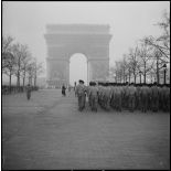 Le défilé des volontaires du 1er Bataillon français des Nations Unies (Bataillon de Corée) sur les Champs-Elysées lors d'une cérémonie à l'arc de triomphe de l'Etoile.