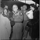Le général Monclar lors de l'arrivée du Bataillon de Corée à la gare de Lyon (Paris).