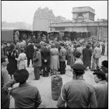 Après leur arrivée en gare de Lyon (Paris), les volontaires du 1er Bataillon français de l'ONU de retour en France embarquent en camions pour le fort de Vincennes.