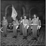 Le fanion du 1er Bataillon Français des Nations Unies et sa garde lors d'une prise d'armes dans la cour d'honneur de l'Hôtel national des Invalides.