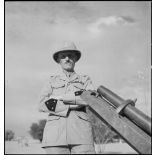 Portrait en contre-plongée du général de division Gillier, commandant la division centre en Afrique occidentale française (AOF).