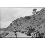 Un convoi de véhicules de la 2e DI US (2e division d'infanterie américaine) stoppé après la destruction de la voie de circulation en Corée.