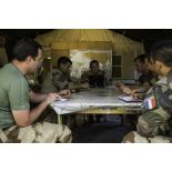 Le commandant Dampierre du 2e régiment étranger de parachutistes (2e REP) mène un briefing auprès de ses chefs de groupes dans son centre opérationnel à Diffa, au Niger.