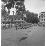 Les hommes du commando Ponchardier défilent  à Saigon, applaudis par les civils d'Indochine.