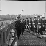 Accompagné du commandant du Georges Leygues, monsieur Robert Lacoste passe en revue la garde d'honneur.