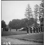 Un détachement de fusiliers marins rend les honneurs au président de la République, Albert Lebrun, à sa descente de voiture lors de son inspection d'un camp d'entraînement.