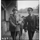 Le président de la République, Albert Lebrun, accompagné du ministre de la Marine, César Campinchi, visite un camp d'entraînement de fusiliers marins sous la conduite du capitaine de corvette commandant le camp.
