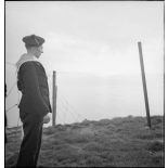 Un marin regarde l'horizon sur La Manche depuis les hauteurs du fort de Sainte-Adresse.
