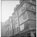 Vue en contre-plongée sur les bâtiments bordant la rue Saint-Julien au Havre.