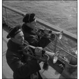 Clairons rendant les honneurs à bord du croiseur (ou cuirassé) Dunkerque.