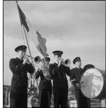 Fanfare à bord du cuirassé Dunkerque sur la plage arrière du navire.