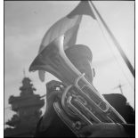 Musicien jouant du tuba à bord du cuirassé Dunkerque.