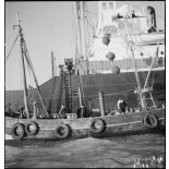 Navire marchand arraisonné pour un contrôle par un chalutier de la Marine nationale dans le cadre du blocus contre l'Allemagne.