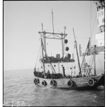 Navire marchand arraisonné pour un contrôle par un chalutier de la Marine nationale dans le cadre du blocus contre l'Allemagne.