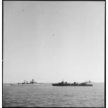 Deux croiseurs légers et un contre-torpilleur d'une escadre naviguent en convoi.