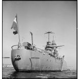 Poupe, tribord trois quarts arrière du cuirassé Dunkerque à l'amarrage.