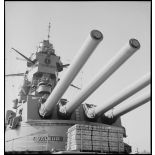 La superstructure et une des tourelles quadruples de canons de 330 mm du cuirassé Dunkerque.
