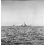 Tribord du torpilleur léger La Melpomène à la mer.
