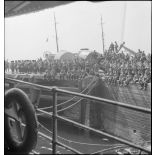 Chasseurs de la 2e DLCh sur un quai du port de Brest.