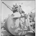 Chasseurs de la 2e division légère de chasseurs (DLCh) sur un quai du port de Brest.