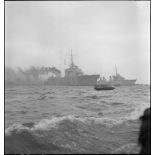 Vue tribord trois quarts de navires d'une escadre légère au mouillage sur coffre dans la rade de Brest.