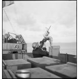Poste de lutte antiaérienne sur un navire à destination de la Hollande.