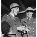 Le commandant et l'officier mécanicien du torpilleur L'Adroit.