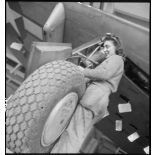 Ouvrière préparant les pneumatiques à l'Atelier Industriel de l'Air de Maison Blanche.