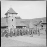 Rassemblement de soldats de la BEF dans une cour de ferme.