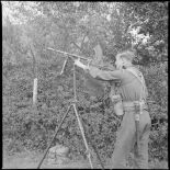 Debout un soldat des Royal Welsh fusiliers sert un fusil-mitrailleur Bren sur un affût antiaérien.