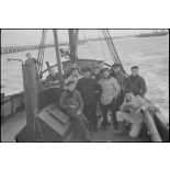 Photographie de groupe de l'équipage d'un chalutier de la marine marchande réquisitionné par la Marine nationale.