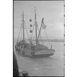 Le chalutier Gloria in Excelsis Deo, réquisitionné par la Marine nationale et affecté à la police de la navigation, quitte un port.