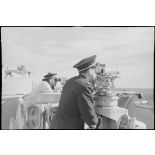 Un enseigne de vaisseau et un marin de quart assurent une veille optique des avions ou sous-marins ennemis à bord du croiseur la Marseillaise.