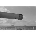 Convoi faisant route vers Halifax. Au premier plan, un canon d'une des tourelles d'artillerie navale du croiseur léger la Marseillaise.