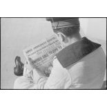 Marin du croiseur la Marseillaise lisant le journal The Halifax mail.