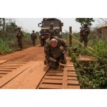 En République centrafricaine, entre Bambari et Bundi, l'inspection d'un pont sur l'axe de la reconnaissance.