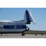 Ouverture de la soute d'un avion-cargo Antonov An-124-100 à l'aéroport de Vatry.
