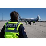 Un élément du service des douanes assiste à l'ouverture de la soute d'un avion-cargo Antonov An-124-100 à l'aéroport de Vatry.