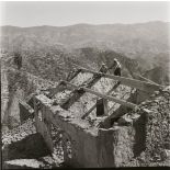[Algérie, 1954-1962. La mise en place d'une charpente dans un village.]