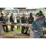 Un aide-moniteur présente les éléments personnels essentiels pour la survie au centre d'entraînement en forêt équatoriale (CEFE) à Régina, en Guyane française.