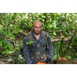 L'aide-moniteur Felipe découpe à la tronçonneuse un arbre tombé sur le chemin d'accès aux pirogues au centre d'entraînement en forêt équatoriale (CEFE) à Régina, en Guyane française.