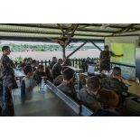 Le commandant d'unité du 7e bataillon de chasseurs alpins (BCA) dirige un briefing auprès de ses hommes avant de partir en mission à Maripasoula, en Guyane française.