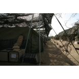 Déploiement de l'opération de la force européenne EUFOR Tchad/RCA (République centrafricaine) : tentes climatisées et filets anti-chaleur dans le camp capitaine Michel Croci.