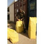 Déploiement de l'opération de la force européenne EUFOR Tchad/RCA (République centrafricaine) : un caporal-chef du RICM (régiment d'infanterie de chars de marine) conditionne des sacs postaux dans le camp capitaine Michel Croci.